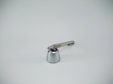 Beyaz arka plan üzerinde izole metal top uçlu kalem