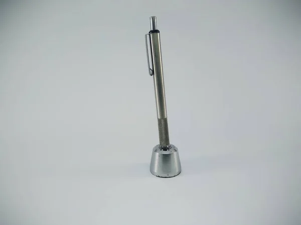 Kugelschreiber aus Metall isoliert auf weißem Hintergrund — Stockfoto