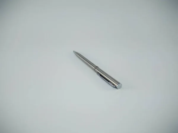 Kovové kuličkové pero izolovaných na bílém pozadí — Stock fotografie