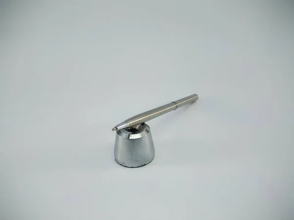 흰색 배경에 고립 된 금속 볼 포인트 펜 — 스톡 사진