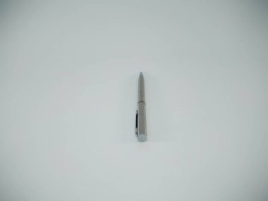 Beyaz arka plan üzerinde izole metal top uçlu kalem