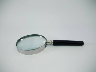 Büyüteç beyaz arkaplanda izole edilmiş