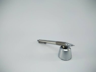 Beyaz arka plan üzerinde izole metal top uçlu kalem