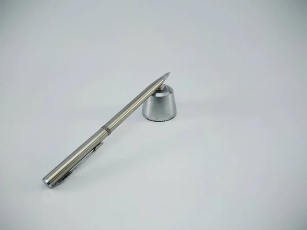 Caneta esferográfica de metal isolada no fundo branco — Fotografia de Stock