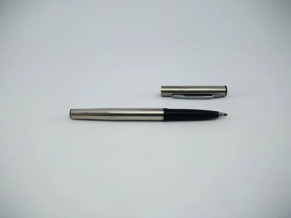흰색 배경에 고립 된 금속 볼 포인트 펜 — 스톡 사진