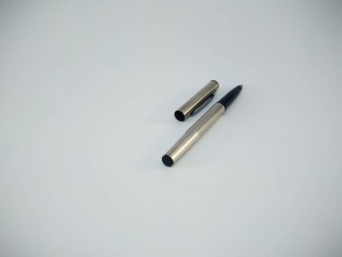 Beyaz arka plan üzerinde izole metal top uçlu kalem