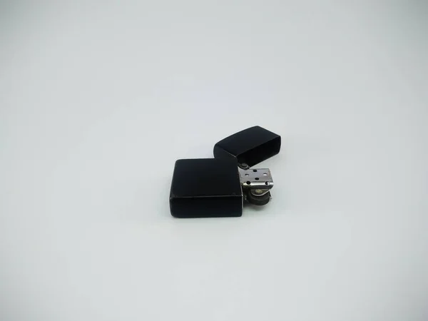 Czarna metalowa zapalniczka na białym tle — Zdjęcie stockowe
