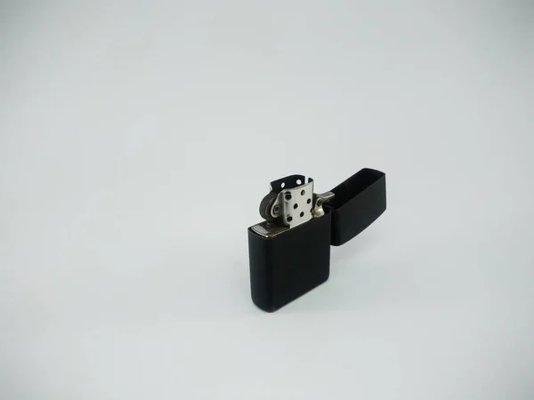 Isqueiro de metal preto isolado Em um fundo branco — Fotografia de Stock