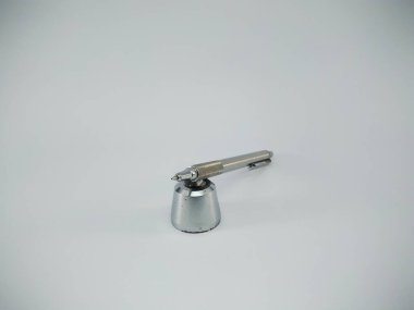 Beyaz arka plan üzerinde izole metal top uçlu kalem