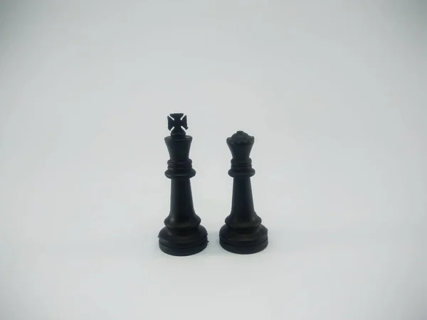 Couple en plastique noir de roi et reine pièce d'échecs isolé sur un fond blanc — Photo