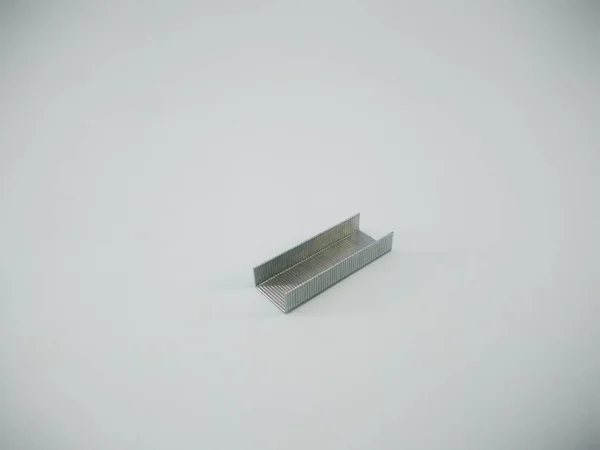 Grapas de plata clip de oficina equipo estacionario aislado sobre un fondo blanco — Foto de Stock