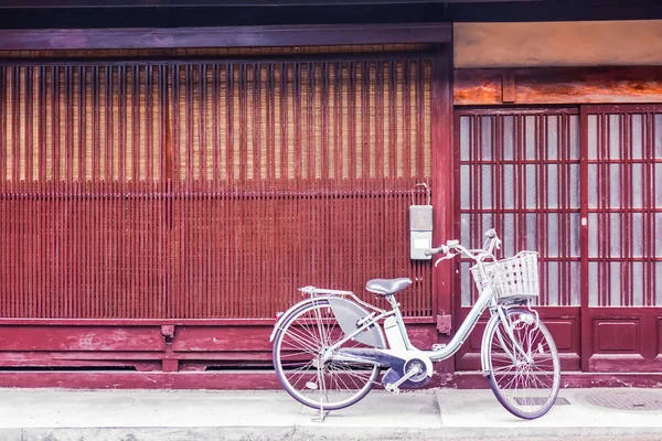 Велосипед перед дверью — стоковое фото