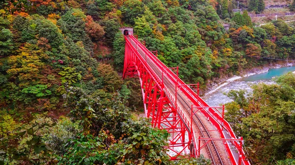 Rote Brücke überquert den Fluss — Stockfoto