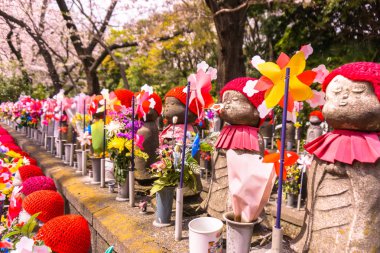 Jizo Japon Zojoji Temple bahar zaman Toky Heykel Sergisi