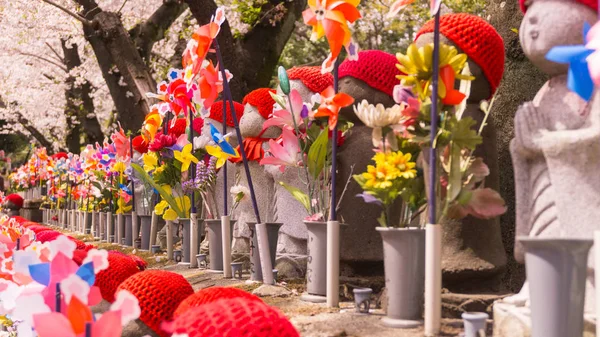 Japanische Jizo-Skulpturen im Zojoji-Tempel im Frühling bei toky Stockfoto