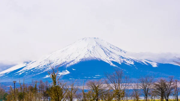 Fuji mount with snow on top in spring time at Yamanaka lake — Stock Photo, Image