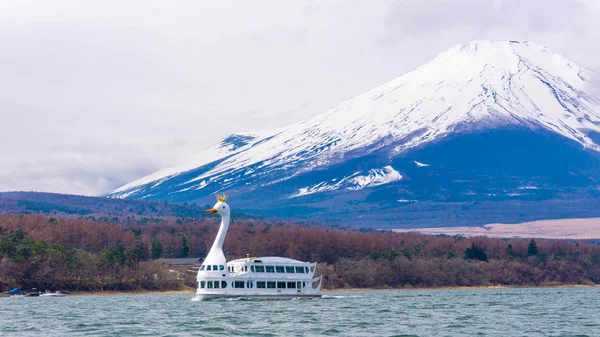 Yamanaka-See mit Fuji-Mount-Hintergrund und Schwanenboot Stockfoto