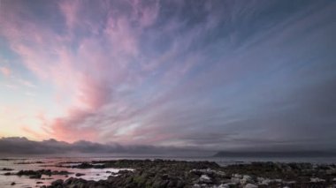 gökyüzü ve bulutlar deniz üzerinde