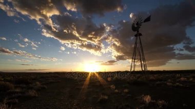 Bulutlu çölde yel değirmeni