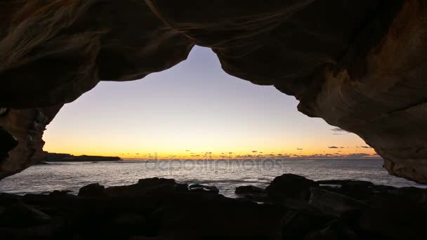 Soluppgången över havet från grottan — Stockvideo