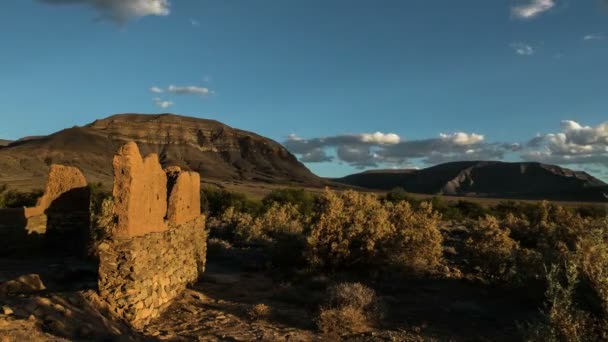 Nuvens no deserto com ruínas antigas — Vídeo de Stock