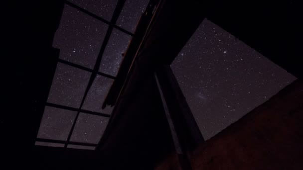 Ciel nocturne avec étoiles à travers la fenêtre — Video