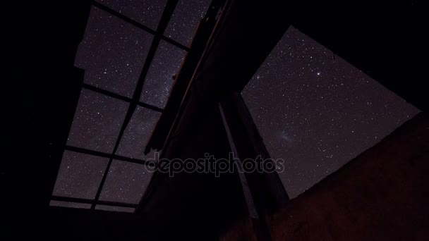 Noční obloha s hvězdami oknem