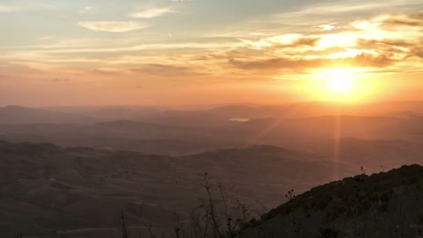 美丽的落日掠过山丘 — 图库视频影像