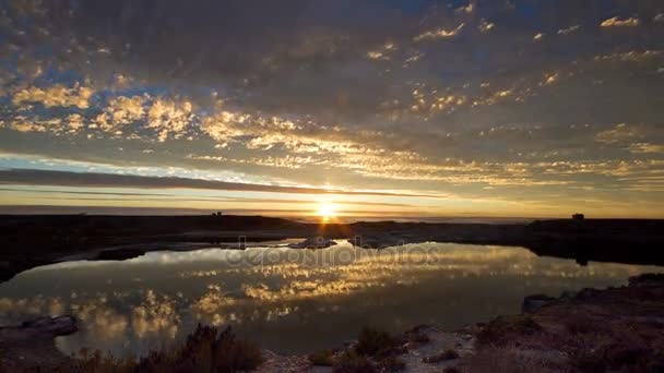 Pôr do sol e nuvens à beira-mar — Vídeo de Stock