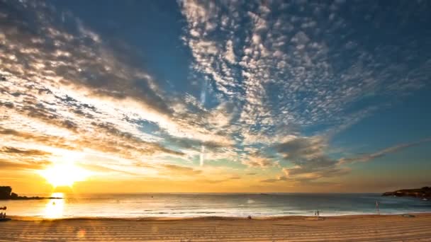 Схід сонця над пляжем з людьми — стокове відео