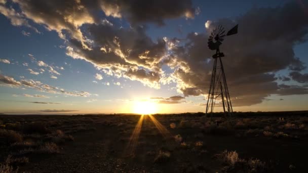 Windmolen met wolken in woestijn — Stockvideo