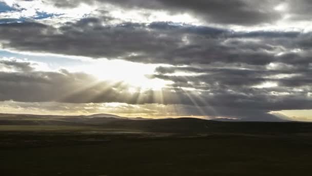 Sonne scheint durch Wolken — Stockvideo