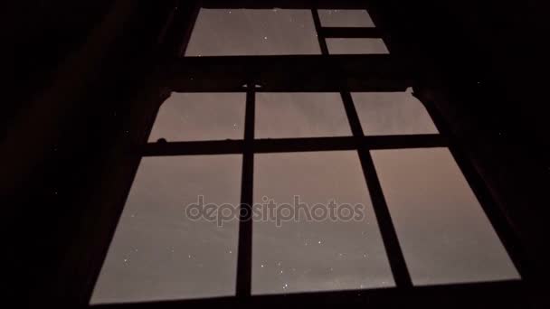 Céu noturno com estrelas através da janela — Vídeo de Stock