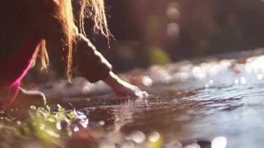 kadın oynama ve su dokunmadan Nehri kıyısında 