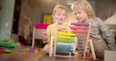 kız kardeşi üzerinde Abacus saymak için öğrenme nasıl