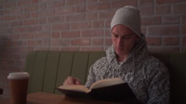 Öğrenci kitap okuyor. 