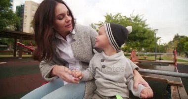 genç oğlu öpücük vererek anne