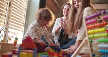 Heyecanlı çocuk ve kız ve Teyzelerini 