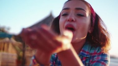 Glitter üfleme ve gülümseyen kadın