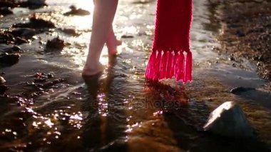 Nehirde yalınayak yürüyen kadın