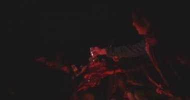 bir tost ekmegi ve bira içiyor arkadaşlar