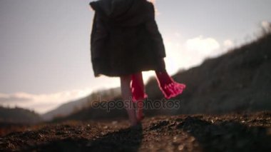 kadın çıplak ayakla dağda yürüyüş