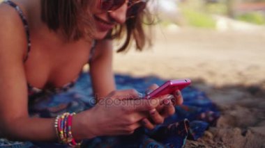 hipster kadın arkadaşlarıyla sohbet