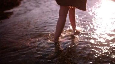 Nehri geçerken yalınayak kadının bacakları