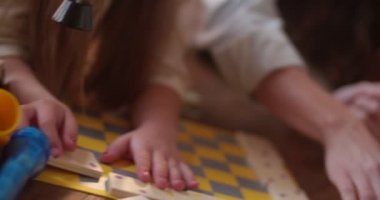 Çocuk oyun oynamayı gösterdim bebek bakıcısı