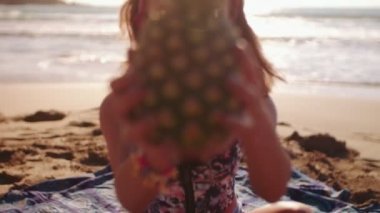 ananas tutarak ve oynak kadın 