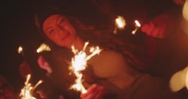 arkadaşlar Bengal ışıkları ile eğlenin