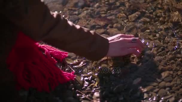 Mano de mujer tocando el agua — Vídeos de Stock