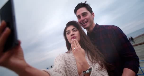 Casal tomando uma chamada de vídeo juntos — Vídeo de Stock