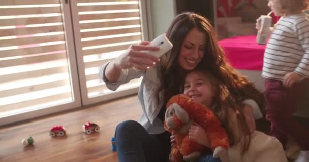 Tante taquiner et chatouiller sa nièce — Video